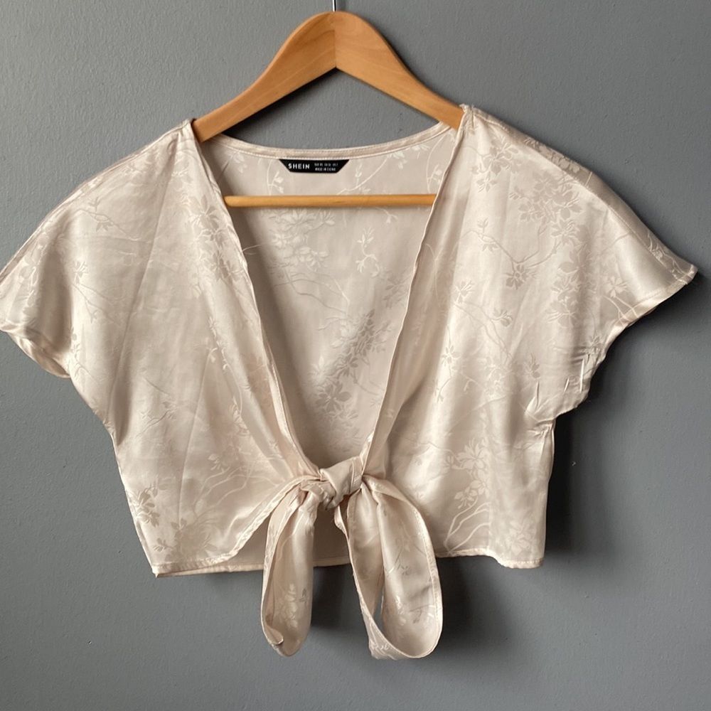 🌸Open Tie  Front Crop Top🌸 - Picture 5 of 7